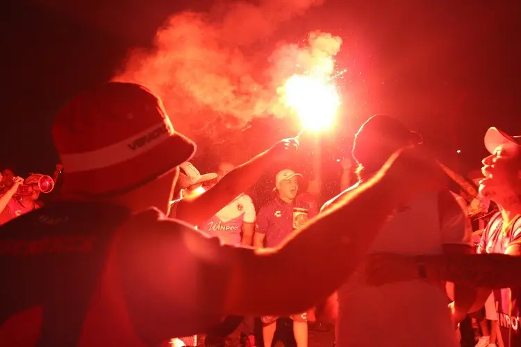 Ex jugador del Tiburón 'le baja' la esposa a conductor de TV y lo revientan