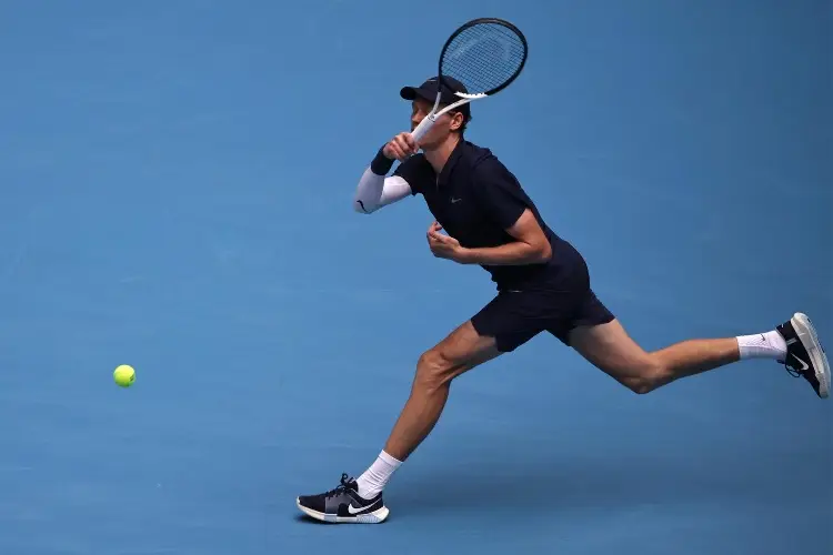 Sinner iguala a Nadal y Djokovic