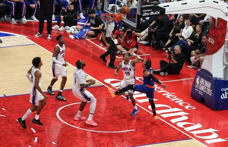 New York Knicks vencen a Philadelphia 76ers en Abu Dhabi
