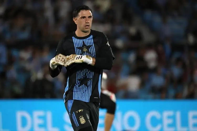 Emiliano 'Dibu' Martínez, en duda para Aston Villa y la selección