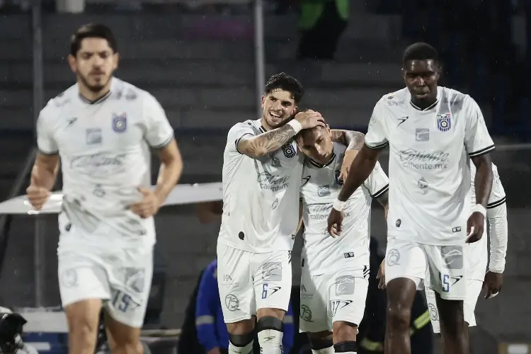 Querétaro golea y hunde a Puebla en el último lugar