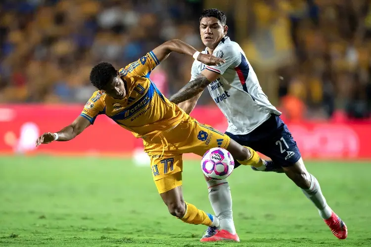 ¡De milagro Cruz Azul le roba puntos a Tigres en el Volcán!