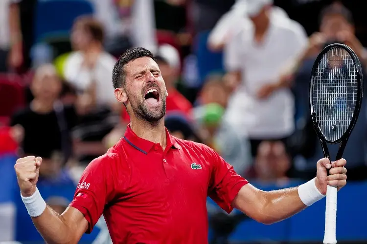 Djokovic sufre pero avanza en Shanghái