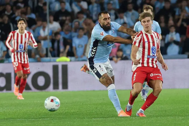 Atlético aguanta con 10 y suma