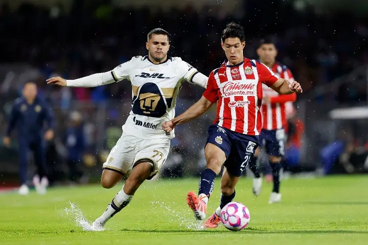 Pumas falla un penal en el último minuto y Chivas gana en Ciudad Universitaria 