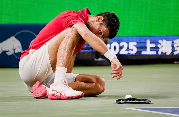 Pese a lesión, Djokovic avanza en Shanghái