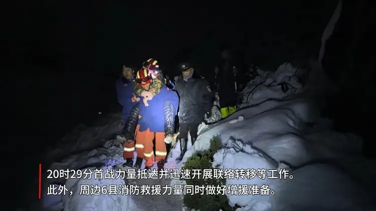 Continúa el rescate de 200 senderistas atrapados en el Everest