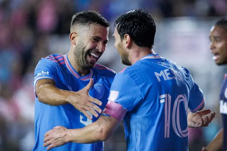 Messi despide a Jordi Alba tras anunciar su retiro 