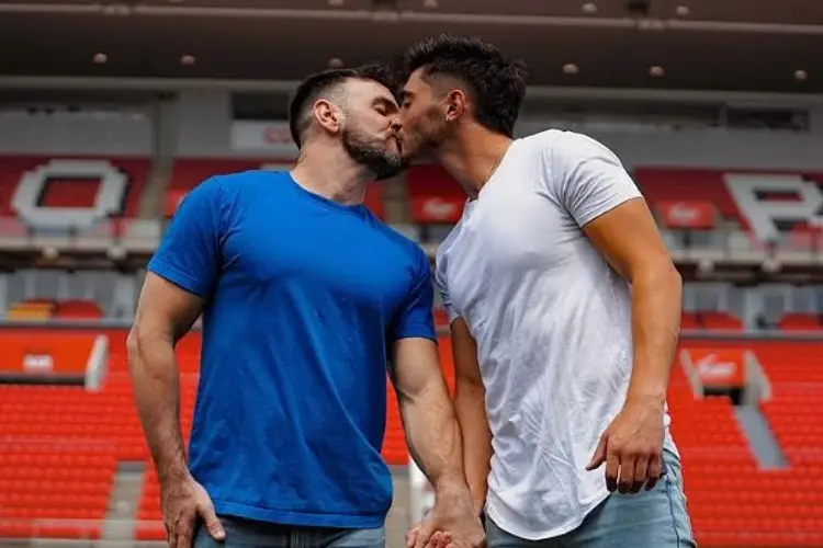 El fútbol masculino es un lugar muy tóxico para ser gay, asegura futbolista