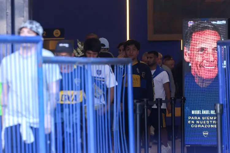 Aficionados de Boca Juniors y River Plate se juntan para despedir a Miguel Ángel Russo