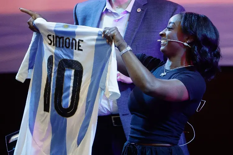 Simone Biles causa furor en su visita a Argentina