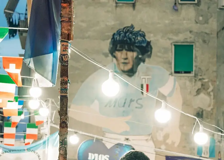 Redada en Napolés por mercancía 'pirata' de Maradona