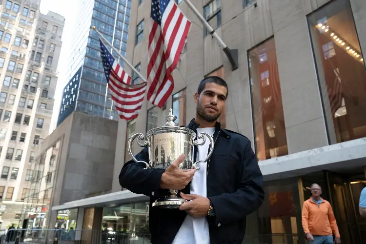 Carlos Alcaraz viaja por el mundo y disputa el Six Kings Slam en Arabia Saudí