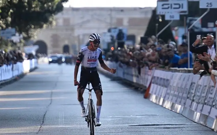 Isaac del Toro cierra con broche de oro una temporada ¡Gana el Giro del Veneto!