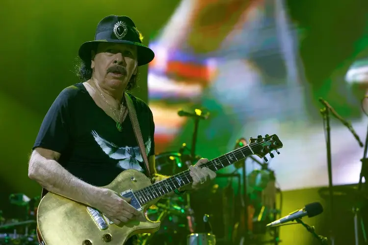 Carlos Santana desmiente críticas falsas a Bad Bunny