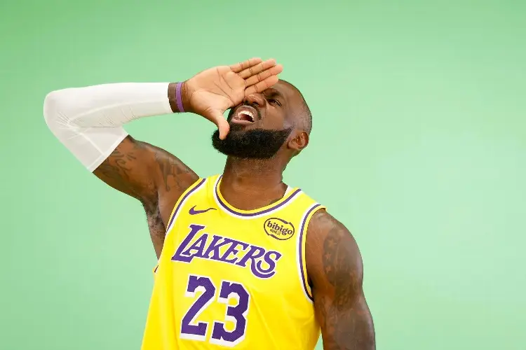 LeBron James hace historia en la NBA