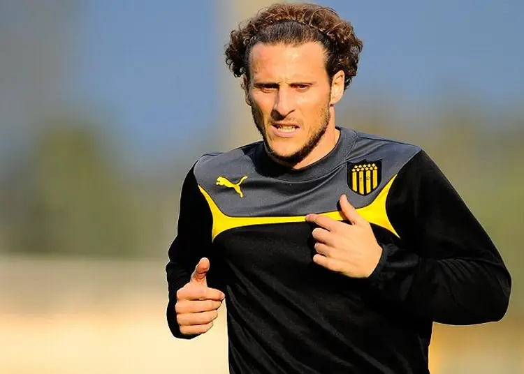 Diego Forlán es internado de emergencia en un hospital