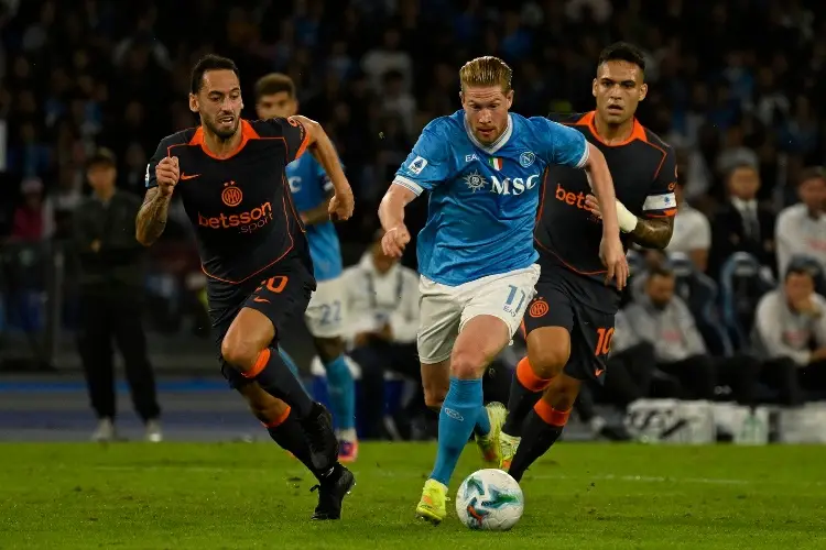 Napoli retoma el liderato en la Serie A tras golear al Inter de Milán  Napoli retoma el liderato en la Serie A tras golear al Inter de Milán
