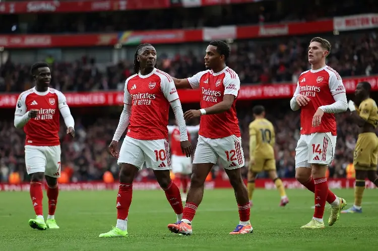 Arsenal se aferra al liderato de la Premier League Arsenal se aferra al liderato de la Premier League