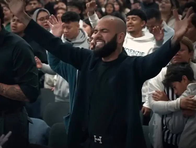Dani Alves se olvida de la cárcel y se vuelve predicador cristiano (VIDEO) Dani Alves se olvida de la cárcel y se vuelve predicador cristiano (VIDEO)