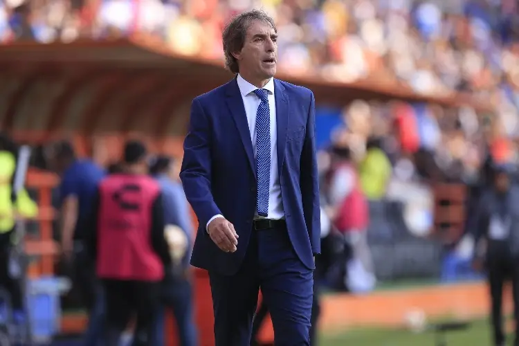 Guillermo Almada, a punto de ser despedido tras ser eliminado por un club de quinta división Guillermo Almada, a punto de ser despedido tras ser eliminado por un club de quinta división