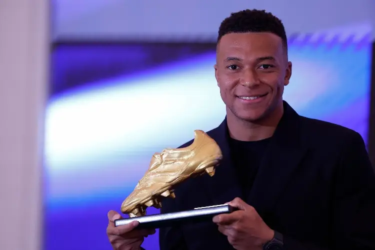 Mbappé recibe la Bota de Oro  Mbappé recibe la Bota de Oro