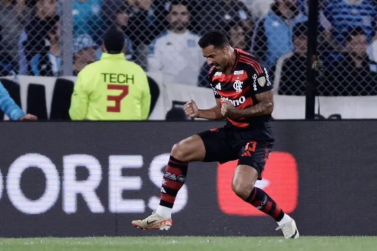 Flamengo golea y es nuevo líder en Brasil