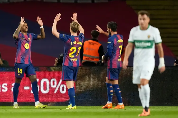 Barcelona gana y no baja los brazos en la lucha por el liderato