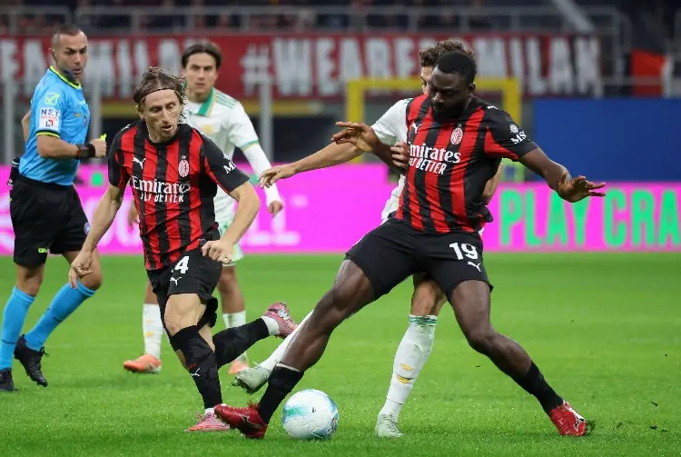 El AC Milan de Santiago Giménez resiste y se mete en la pelea por el liderato