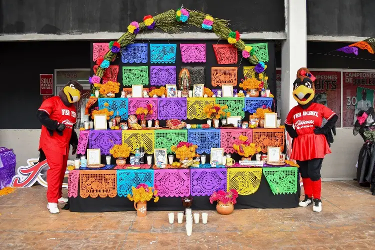 El Águila de Veracruz rinde homenaje a leyendas en Día de Muertos