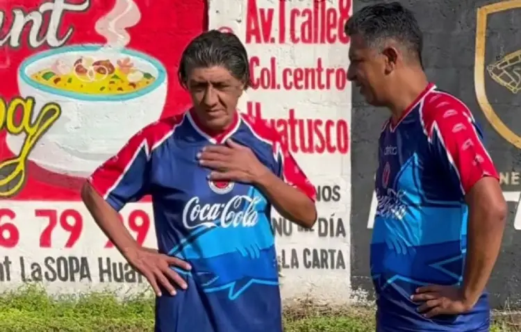 Jorge Comas reaparece jugando con la playera de los Tiburones Rojos (FOTO)