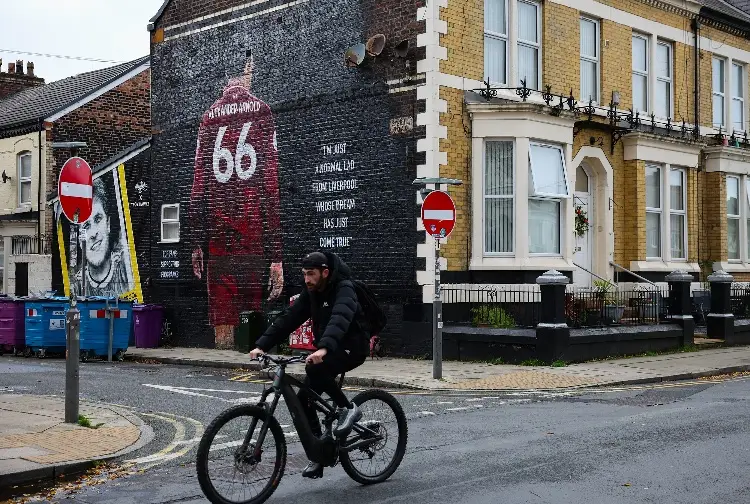 Vandalizan mural de Alexander-Arnold en Liverpool: 'Adiós rata' (FOTO)