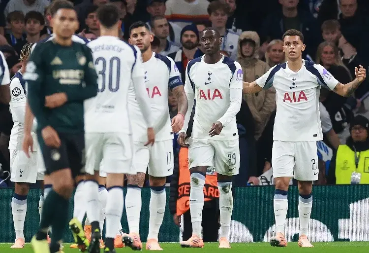 Agente amenaza con arma a futbolista del Tottenham