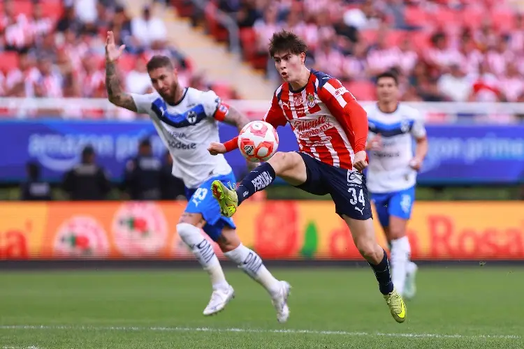 'Chicharito' vuelve a marcar y Chivas derrota a Monterrey