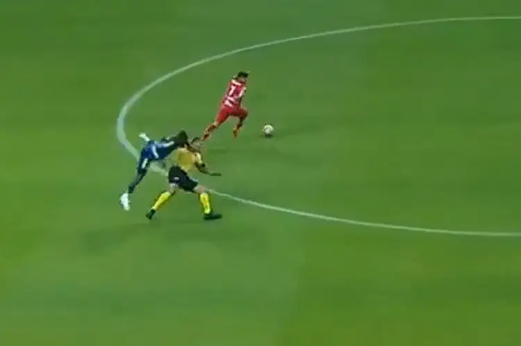 ¡Como en la WWE! Así fue como Saint-Maximin derribó al árbitro Luis Enrique Santander (VIDEO)