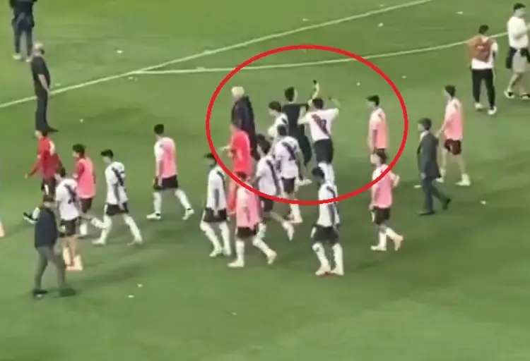 Jugador de River Plate golpea a hincha en pleno Clásico vs Boca Juniors