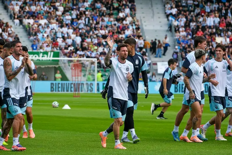 Más de 20 mil personas se reúnen para ver a Messi y Argentina entrenar (VIDEO)