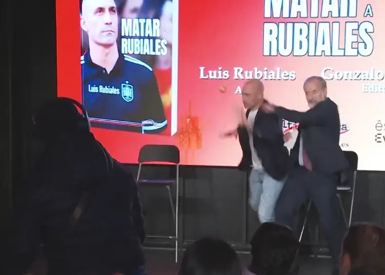 Agreden con huevos a Luis Rubiales, en la presentación de su libro (VIDEO)