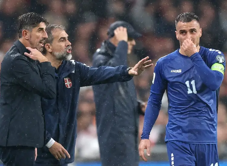 Veljko Paunovic en su primer partido como DT de Serbia, los dejan fuera del Mundial