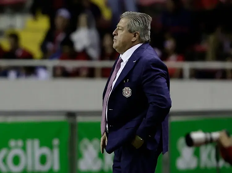 'Piojo' Herrera se encara con la prensa tras dejar a Costa Rica a punto de no ir al Mundial