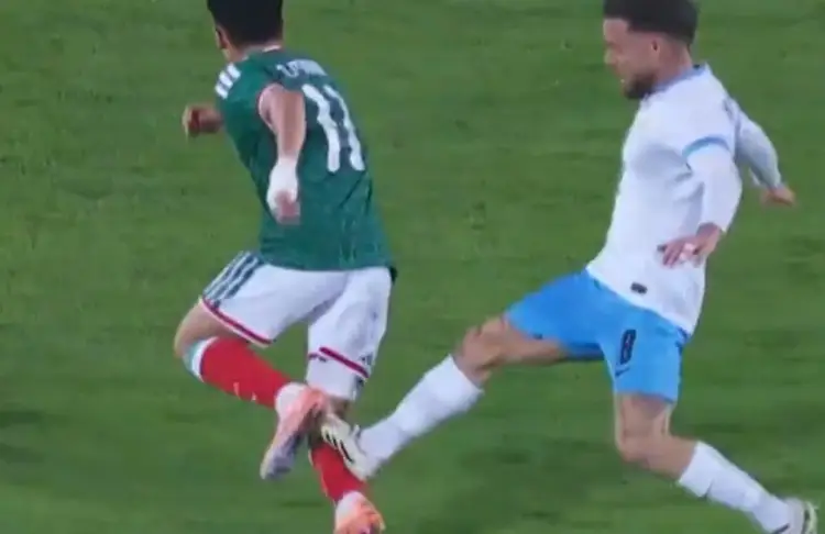 ¡No lo lesionen! Terrible entrada sobre Gilberto Mora en partido contra Uruguay (VIDEO)