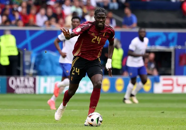 Viajó más de 5 mil kilómetros solo para llevarle unos botines a un futbolista