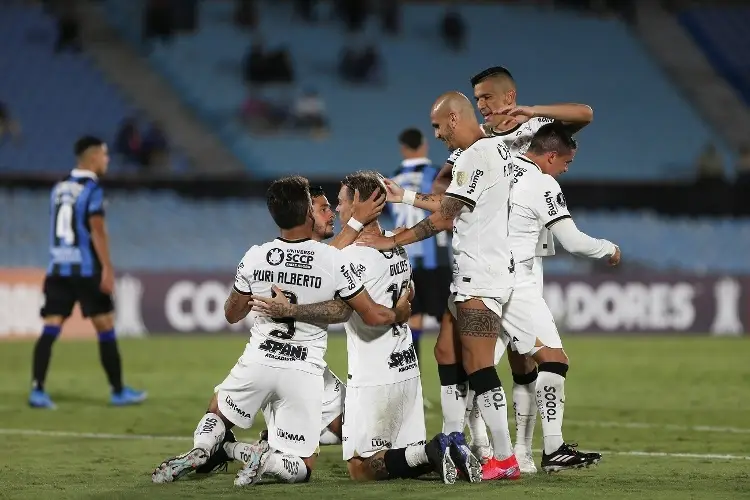 Golazo de Memphis Depay y Corinthians se impone a Sao Paulo