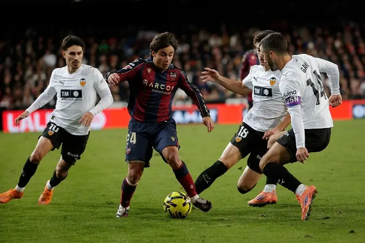 Un golazo de chilena le da el triunfo a Valencia en el Derbi de la ciudad (VIDEO)