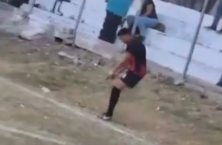 ¡Se calentaron los ánimos! Futbolista de Atlante saca un arma de fuego en pleno juego (VIDEO)