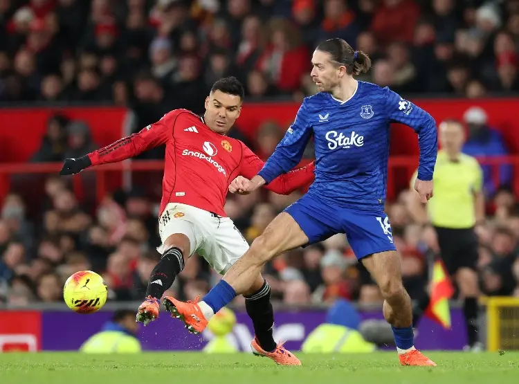 Everton vence al Manchester United y frena su racha sin derrotas