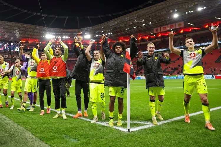 Borussia Dortmund gana y se mantiene en puestos de Champions League