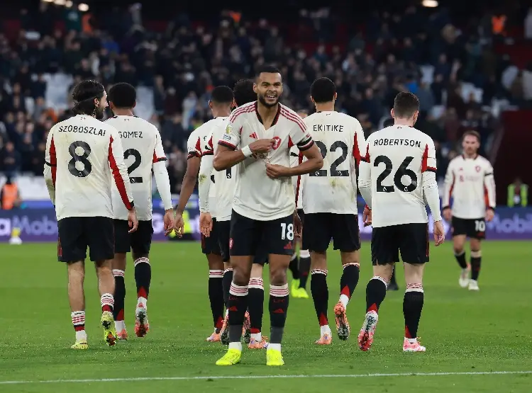 Liverpool respira en medio de la crisis