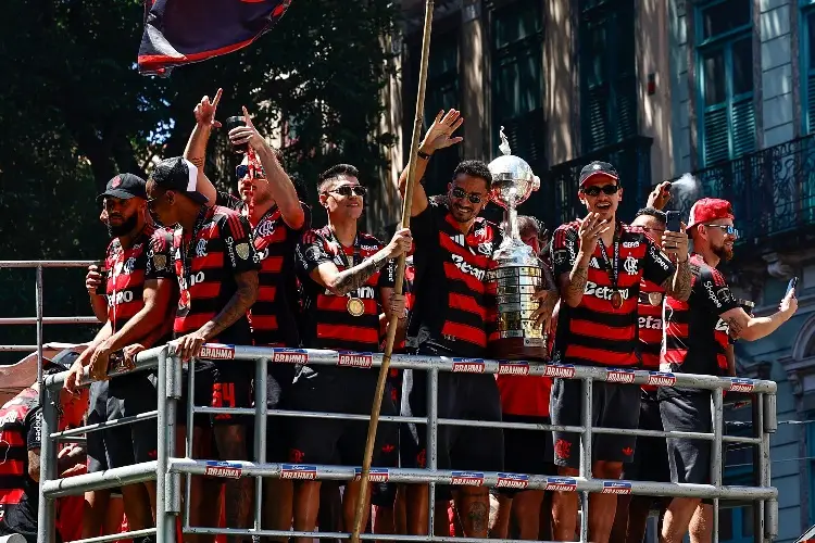 Jugadores del Flamengo rompen el trofeo de la Copa Libertadores en plena celebración (FOTO)