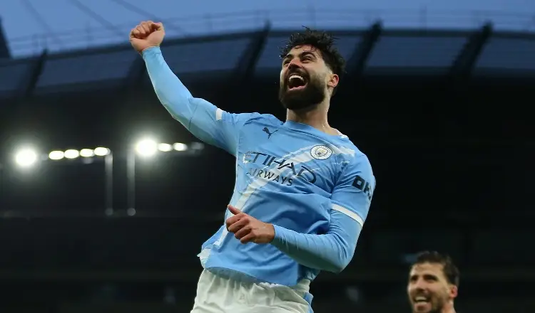 Con un espectacular pase de rabona, Manchester City gana y acecha al líder en la Premier League